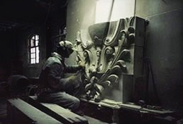 Gary Churchmna, stone carver and lettercutter, carving part of the portland stone cartouche, 16 Old Bailey, London.